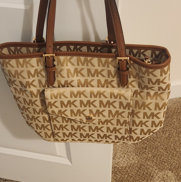 MICHAEL Michael Kors Handbags - Michael Kors MK Jet Set Medium Jacquard Pocket Tote Beige